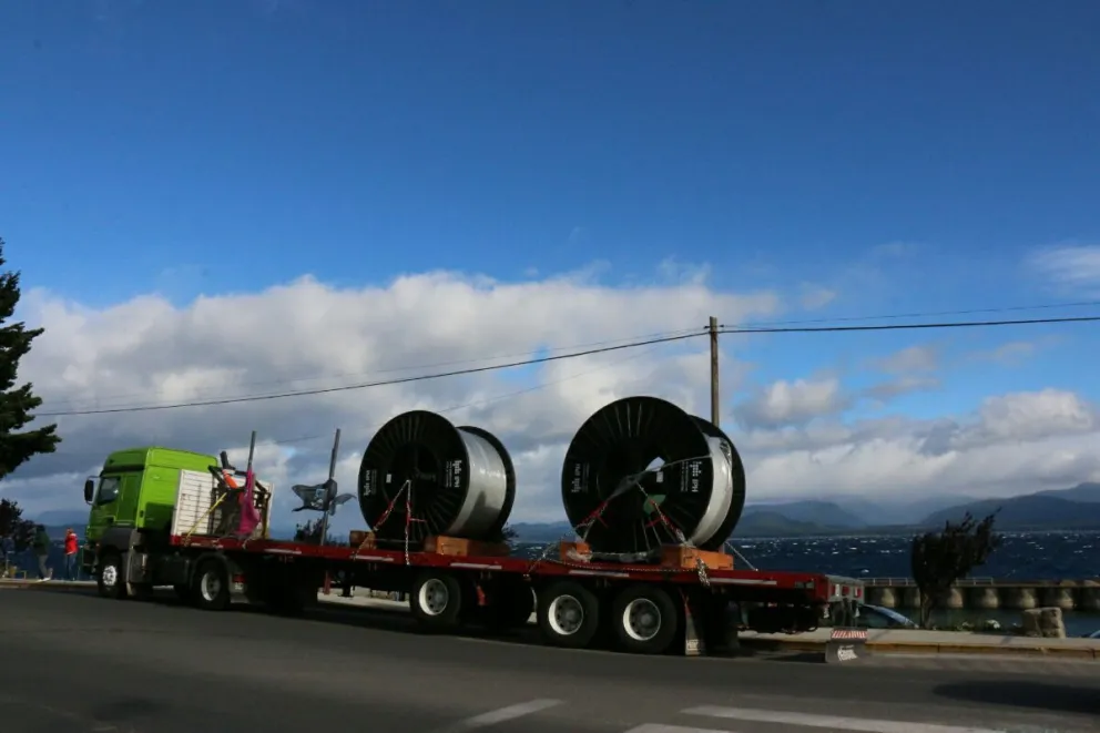Esta mañana llegó parte del cable que se cambiará en el cerro Catedral.
