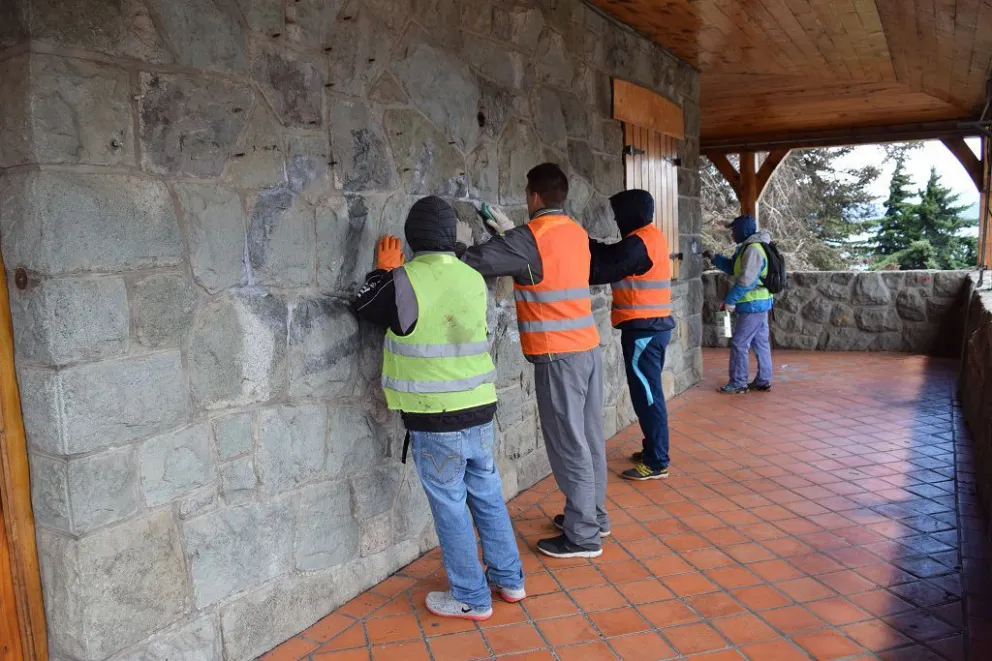 Limpian pintadas de las paredes de la Sala Frey 