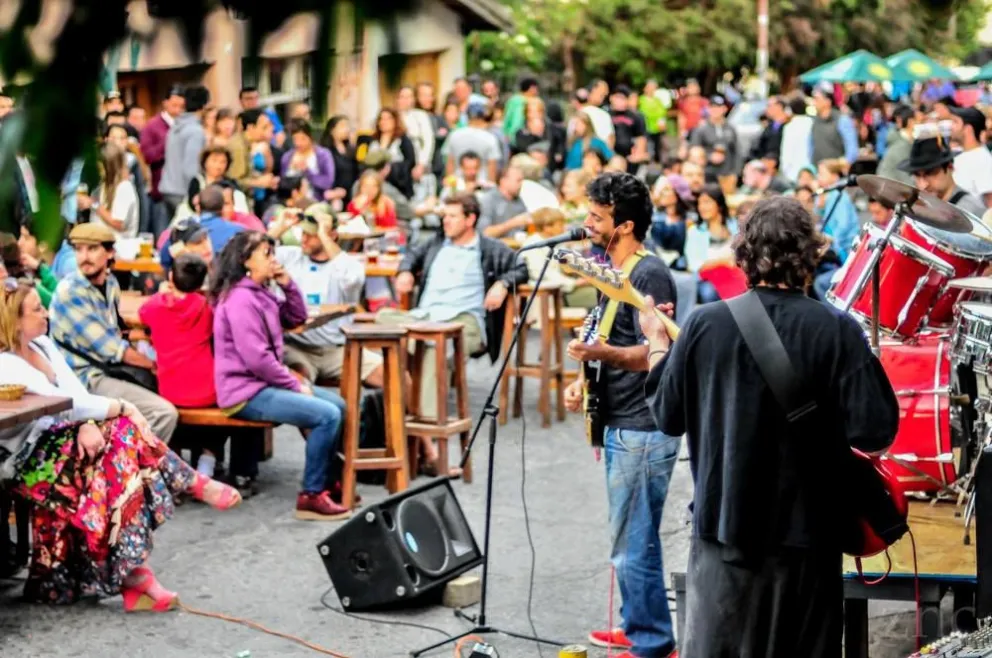 El plan perfecto: una noche cálida, música en vivo y excelentes cervezas artesanales
