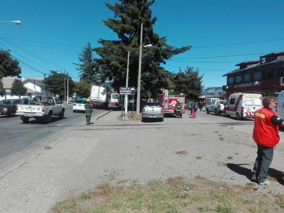 Locomotora chocó contra un colectivo