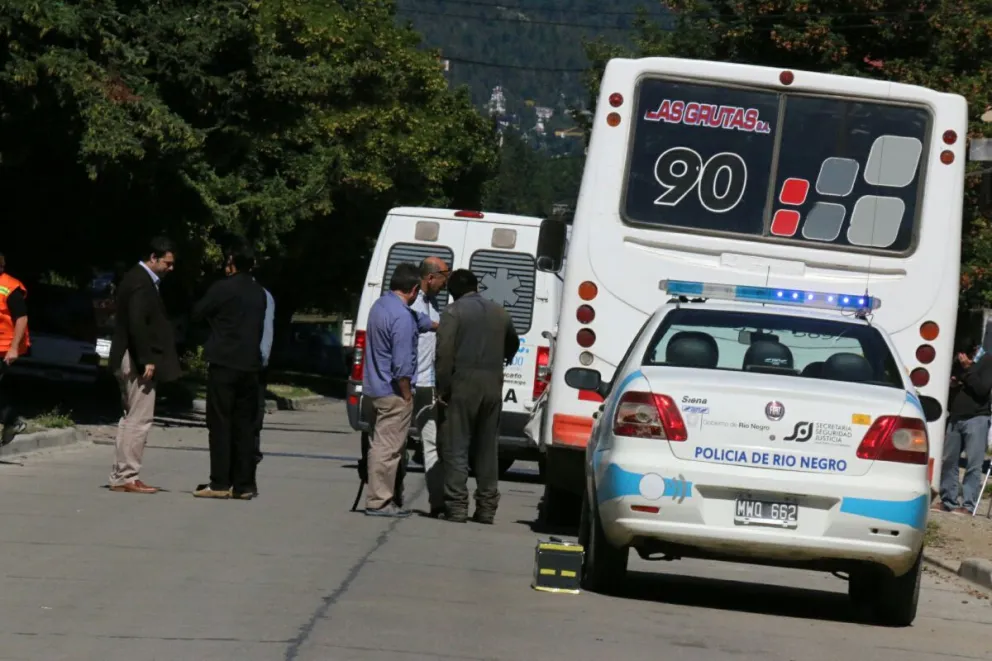 Choque entre locomotora y colectivo dejó tres heridos