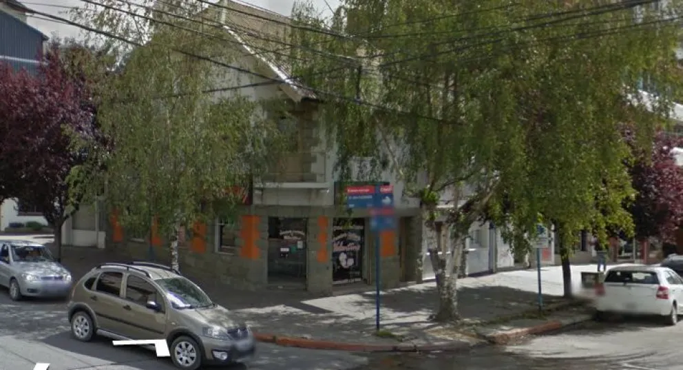 Rompieron la vidriera de una panadería para robar