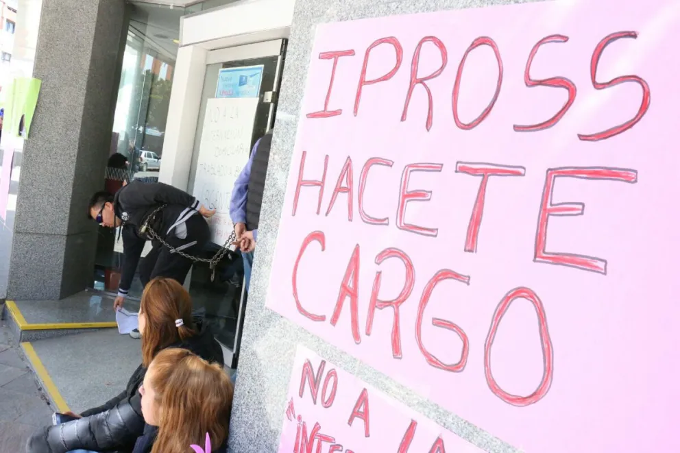 Se retiró el hombre encadenado al Ipross