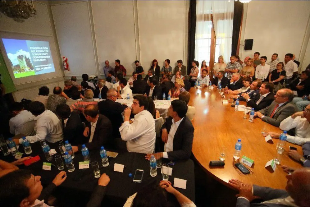 Weretilneck busca financiamiento internacional para ambicioso plan de obras