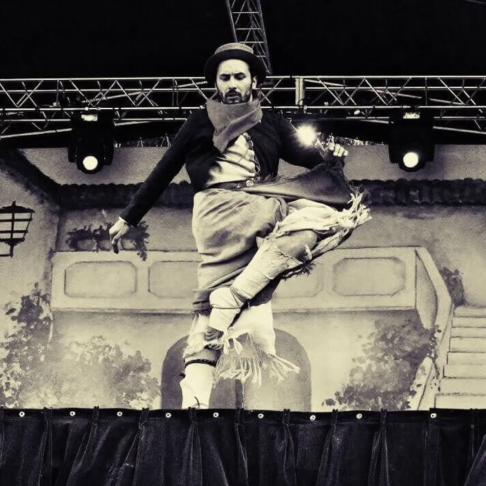 avier Bravo es profesor y está a cargo de la dirección del Ballet Tolkeyen