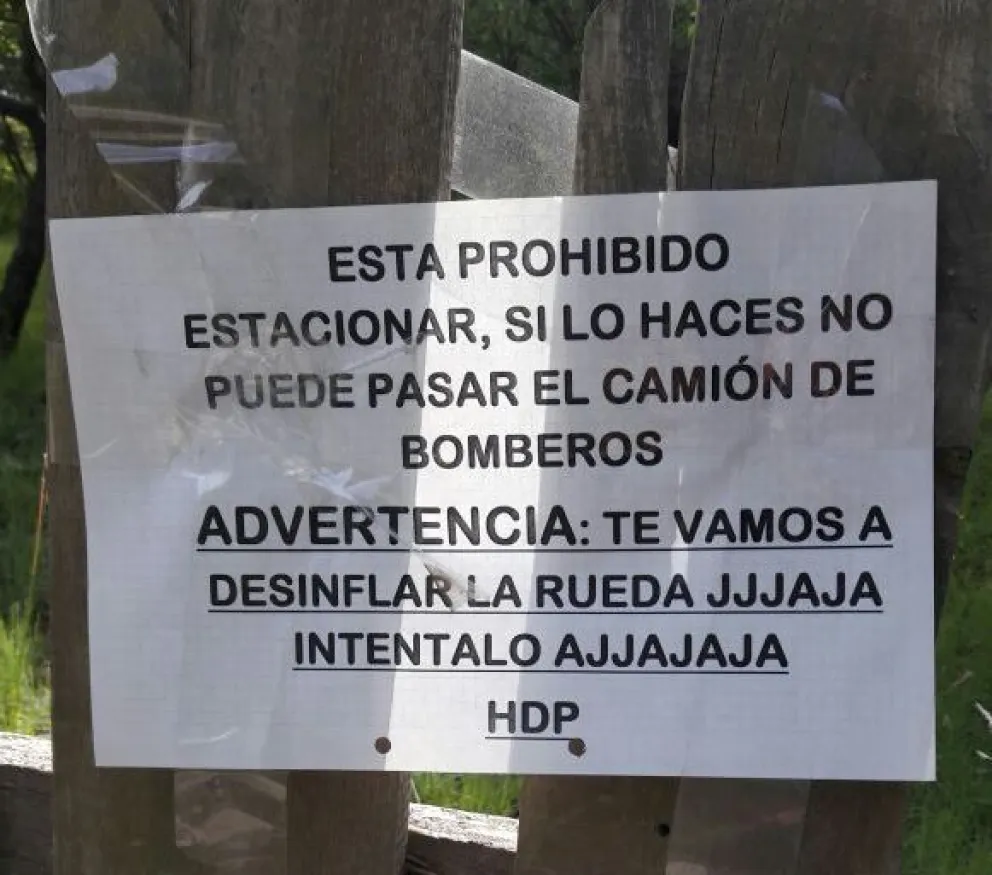 Llamativa cartelería en Colonia Suiza