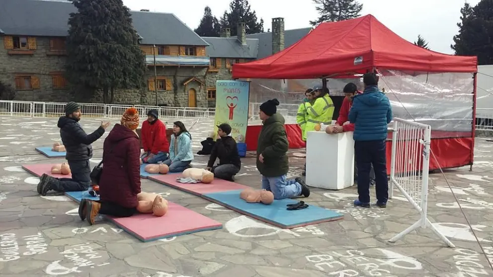 Brindan una capacitación de RCP para trabajadores de prensa