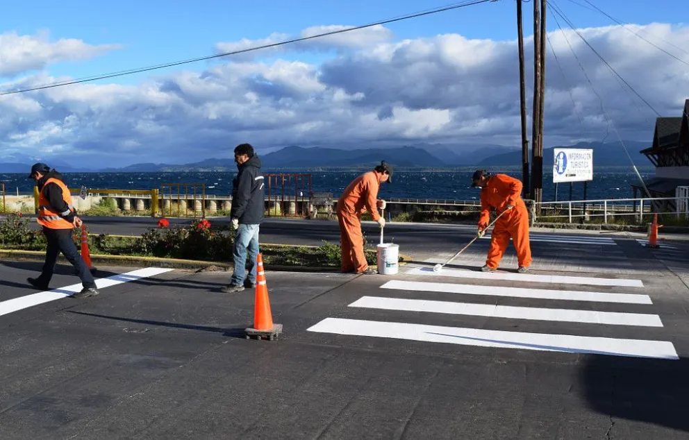 Pintan sendas peatonales en distintos puntos de la ciudad