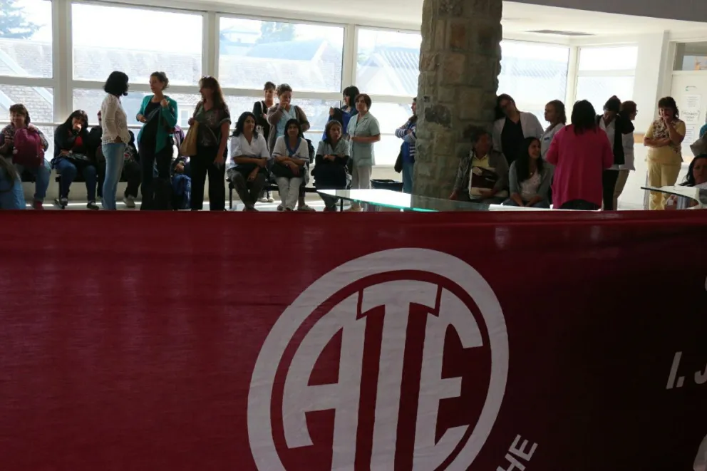 Se realizó una asamblea en el hall del hospital zonal.