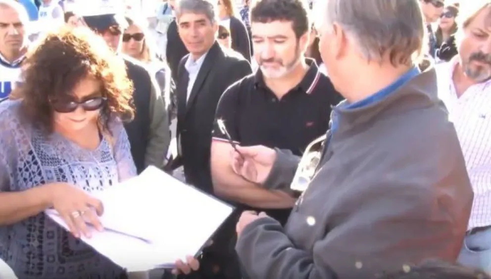 Así firmaban la suspensión de la asamblea. 