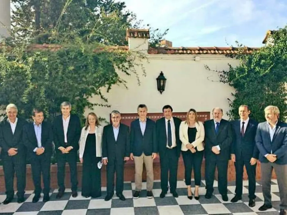 Macri y la comitiva de funcionarios reunidos en Viedma