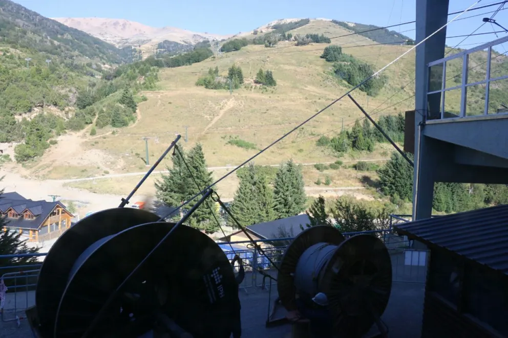 Video: Así cambian el cable carril en Catedral