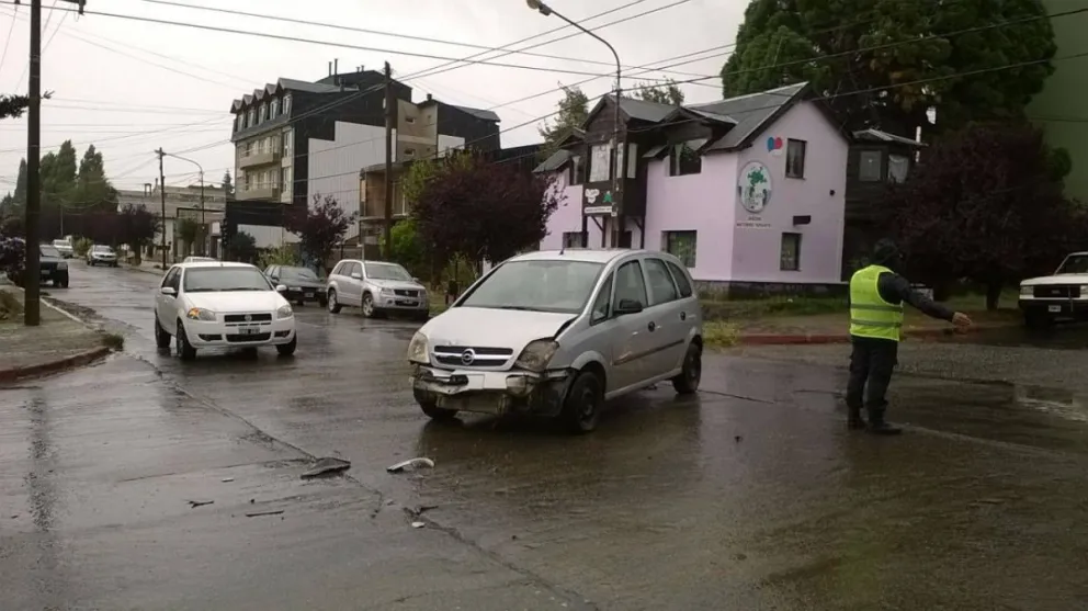 Fuerte choque entre dos autos