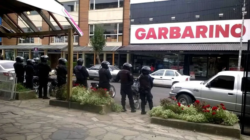 Parados en fila, con sus largas armas. 