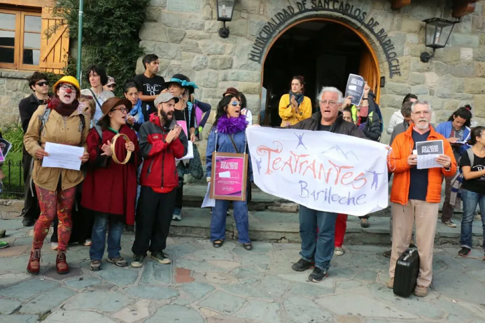 "Queremos el teatro, ¿Gennuso dónde está?". 