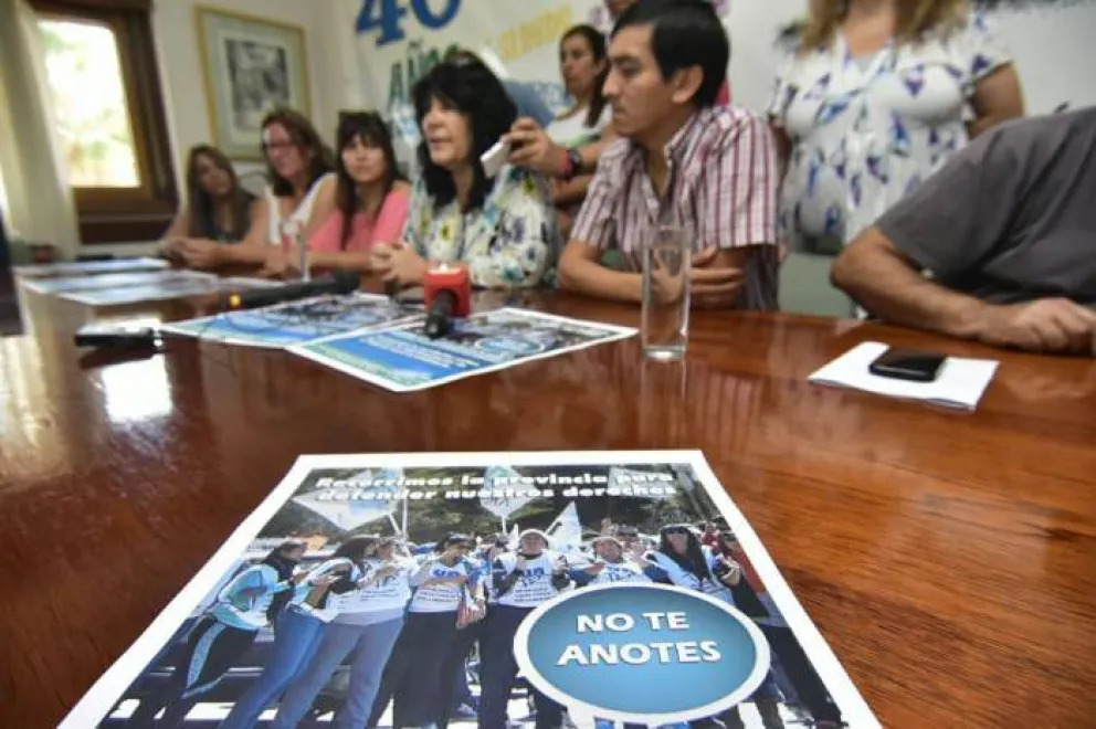 El gremio impidió las asambleas y ahora boicotea las inscripciones por la web.
