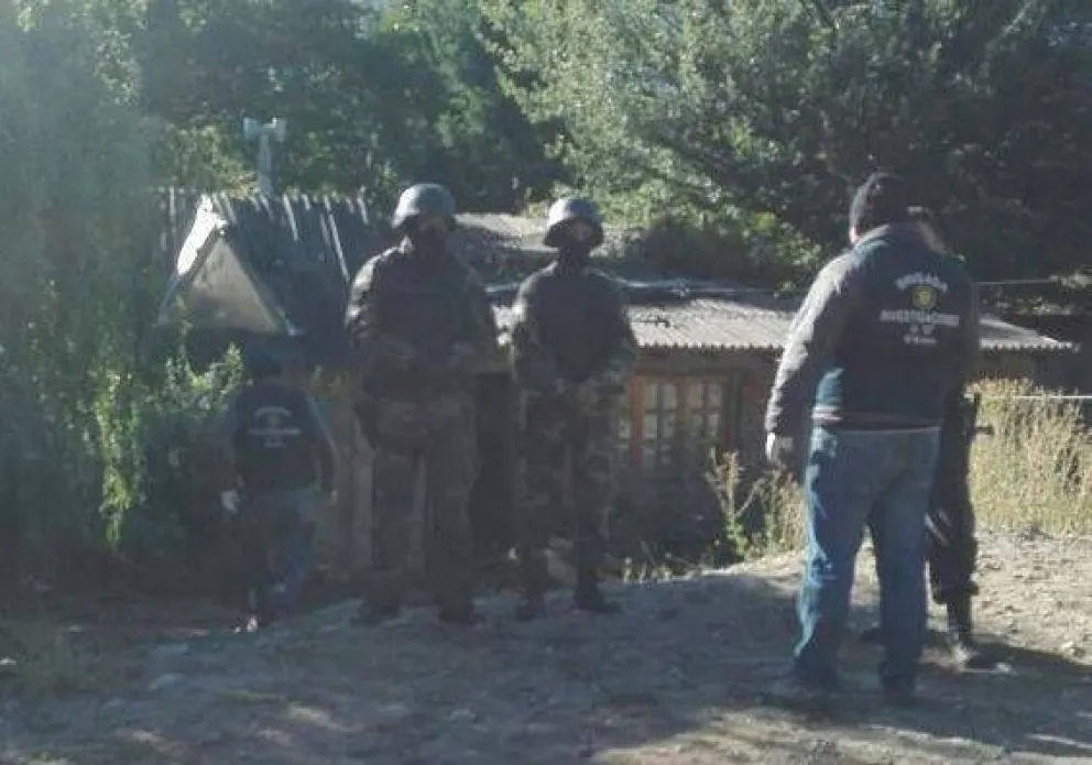 El joven se encontraba en una vivienda ubicada en un callejón sin nombre del barrio Usina. 