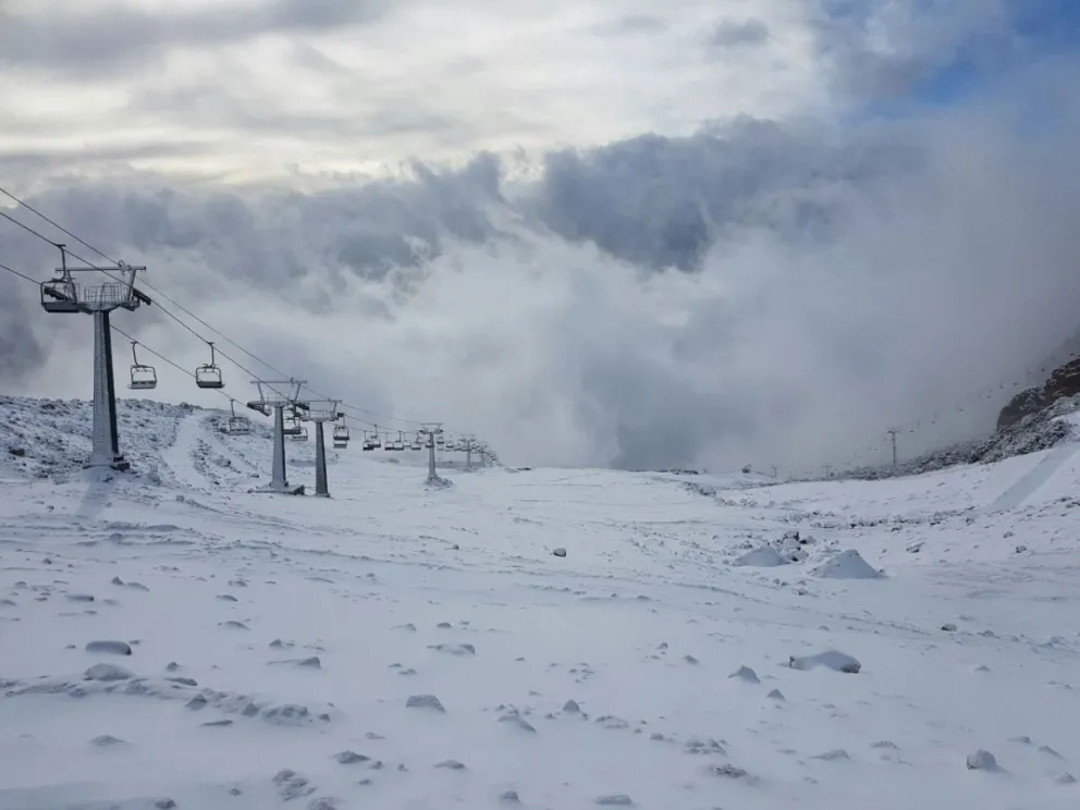 La parte superior del cerro amaneció toda nevada. Un espectáculo atípico en esta época del año.