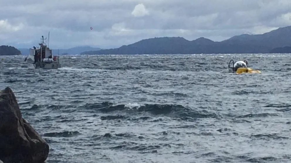 La nave se vio este viernes en el agua entre las 13 y 14. 