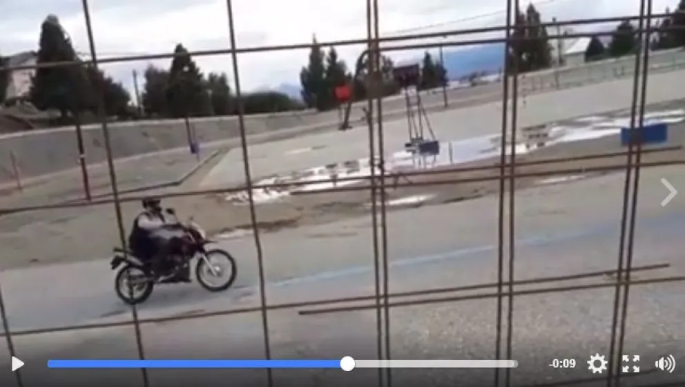 Indignante: usan el velódromo para andar en moto