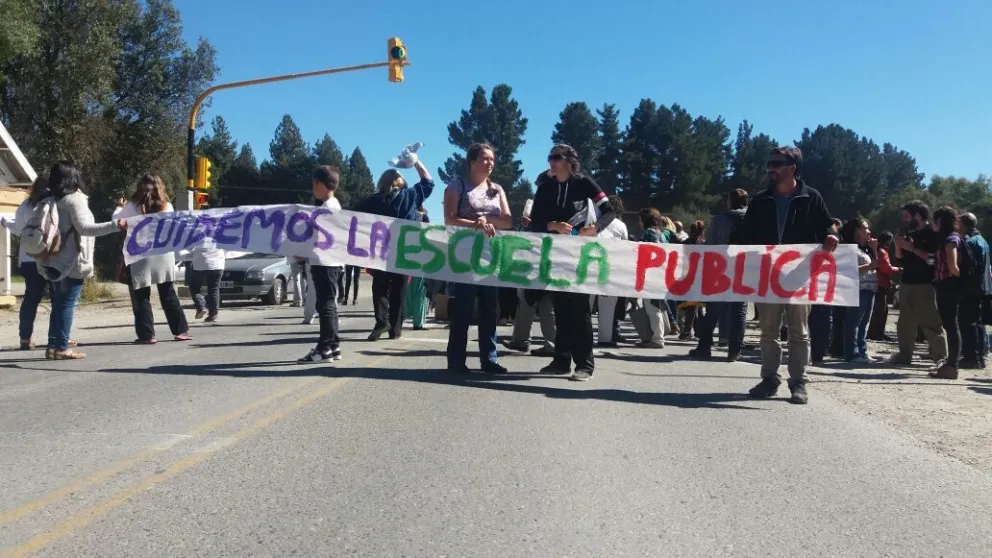 La movilización se concentra en el kilómetro 8 de avenida Pioneros. 