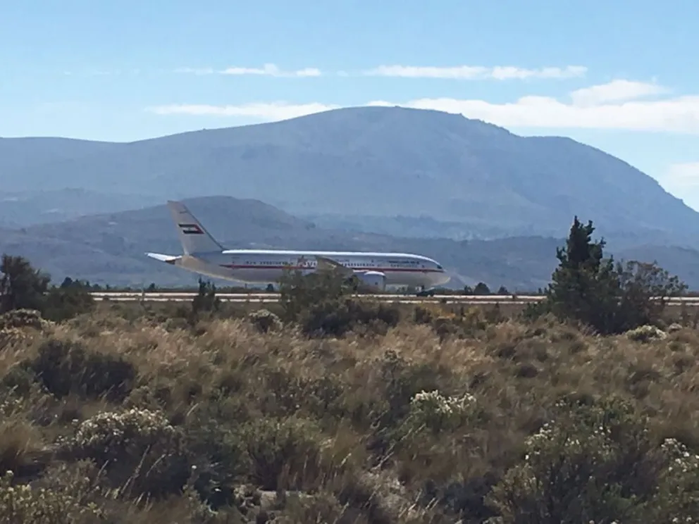 El avión se encuentra en una de las pistas laterales. Mañana culmina la visita del Jeque.