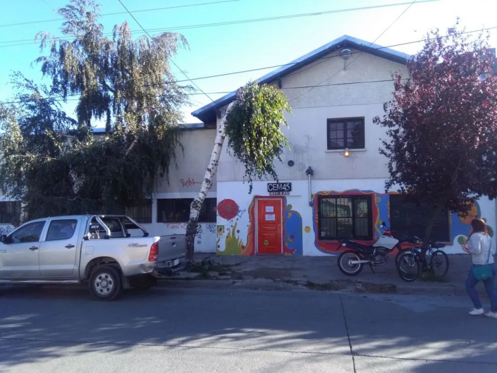 Las escuelas medias recibieron a los estudiantes en su primer día de clases. 