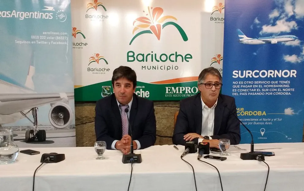 El secretario de Turismo de la comuna, Marcos Barberis, junto al director comercial de Aerolíneas Argentinas, Diego García.