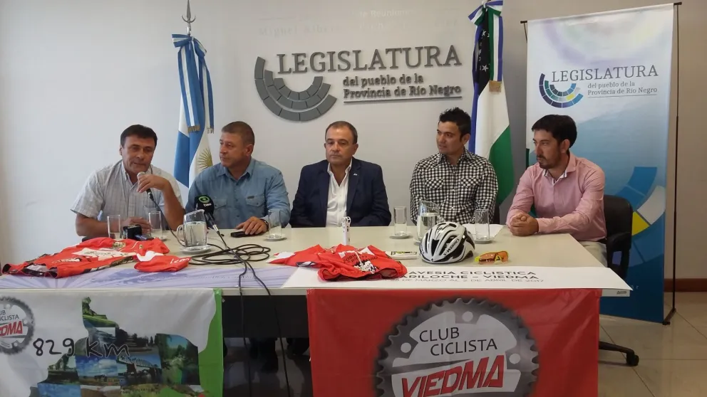 El videgobernador encabezó la presentación en la Legislatura provincial