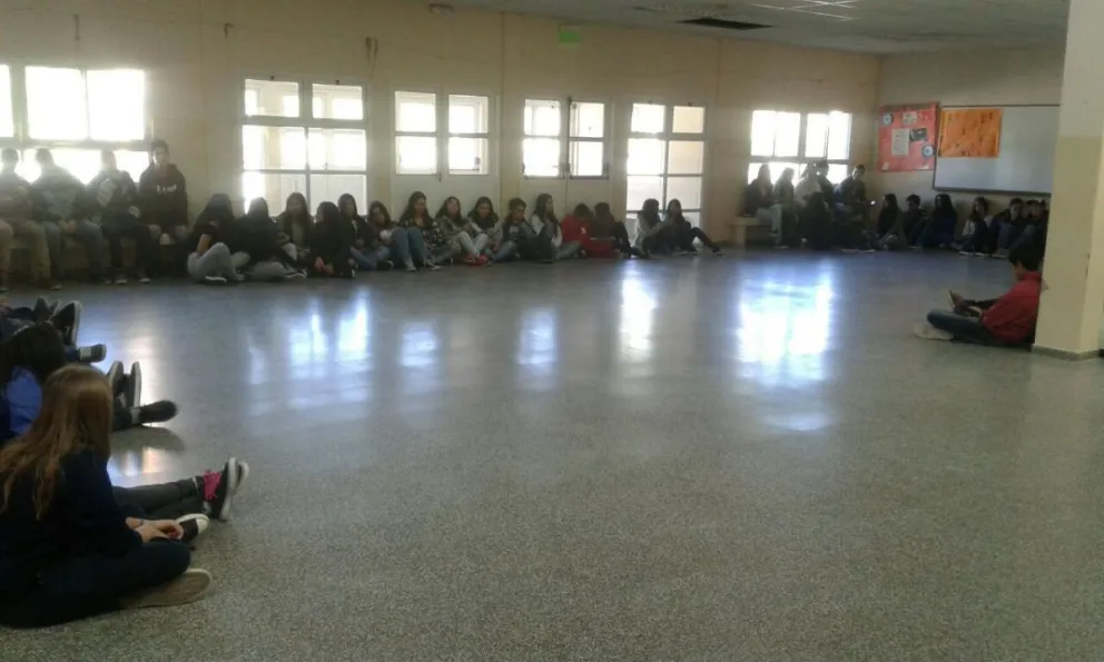 Los alumnos del CEM Nº 99 realizaron una sentada en la institución.