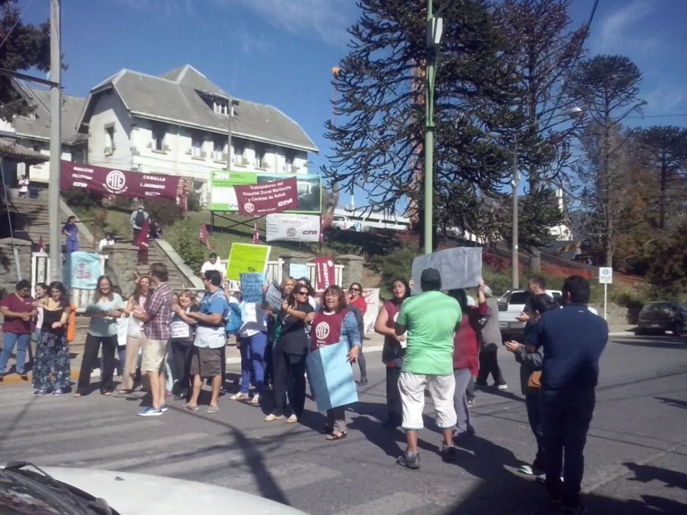 ATE se manifestó en la puerta del hospital.