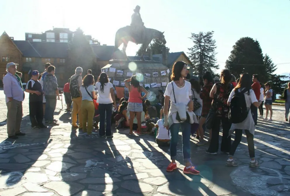 Con el lema "Orgullosamente caídos en la educación pública" se reunieron en el Centro Cívico.