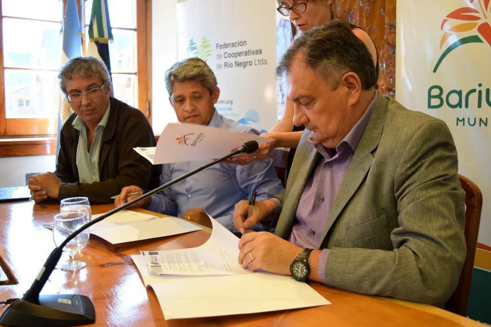 El intendente participó de la firma del acta compromiso.