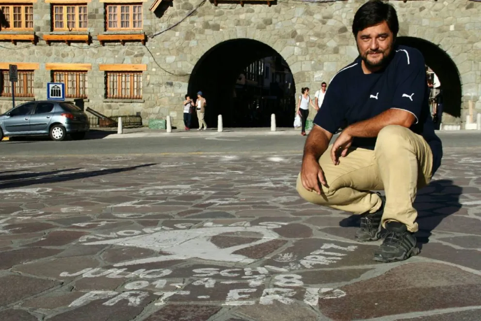 Germán, junto al pañuelo con el nombre de su padre.