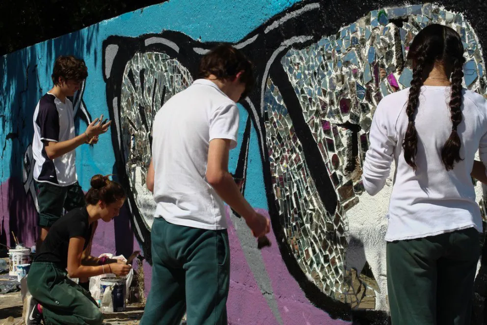 Estudiantes de escuelas de la ciudad realizaron el mural.