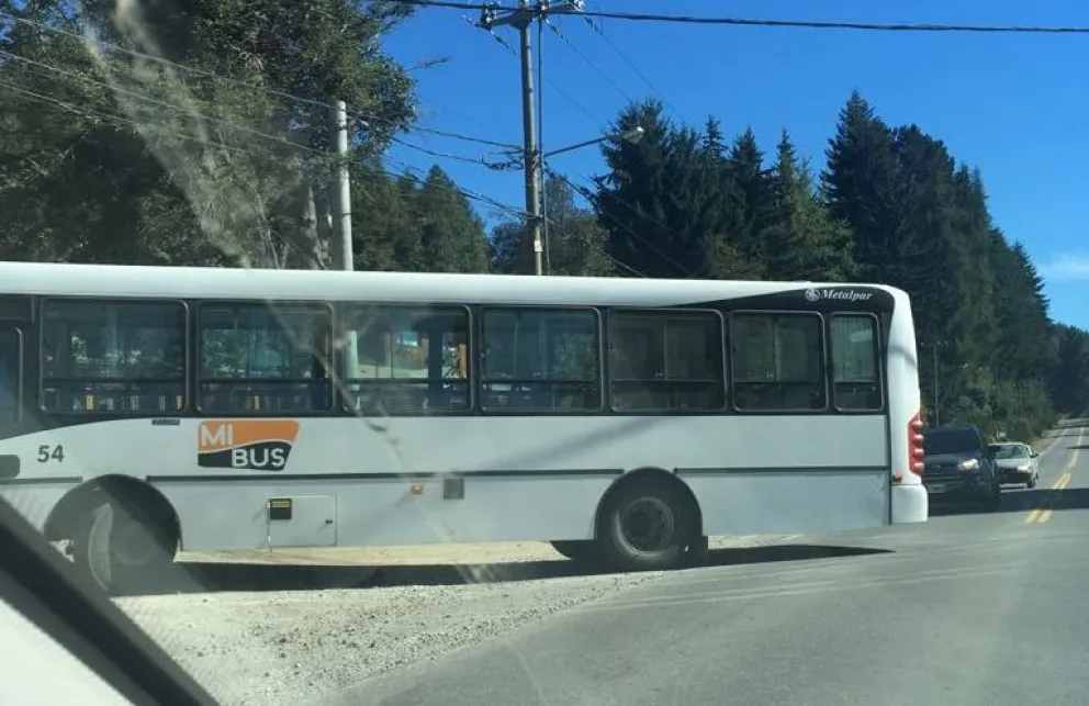 Un colectivo de a línea 51 girando en el km. 15.