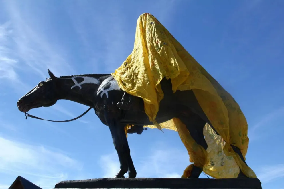 El monumento fue tapado durante la jornada.