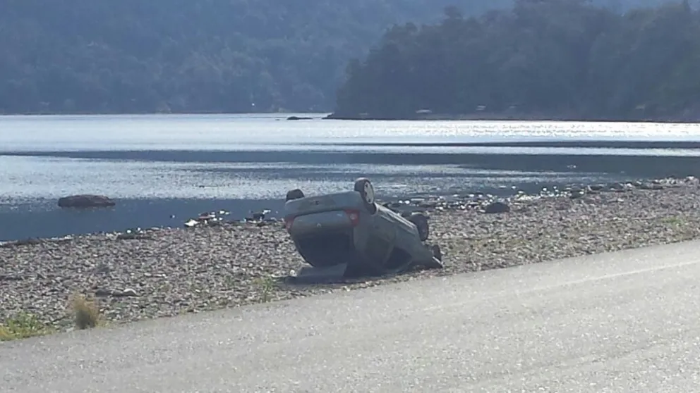 El auto quedó en la costa del Lago Gutiérrez.