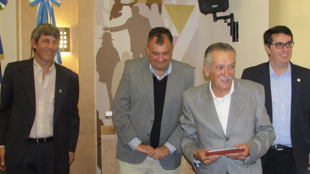 Emotivo reconocimiento a Ariel Asuad