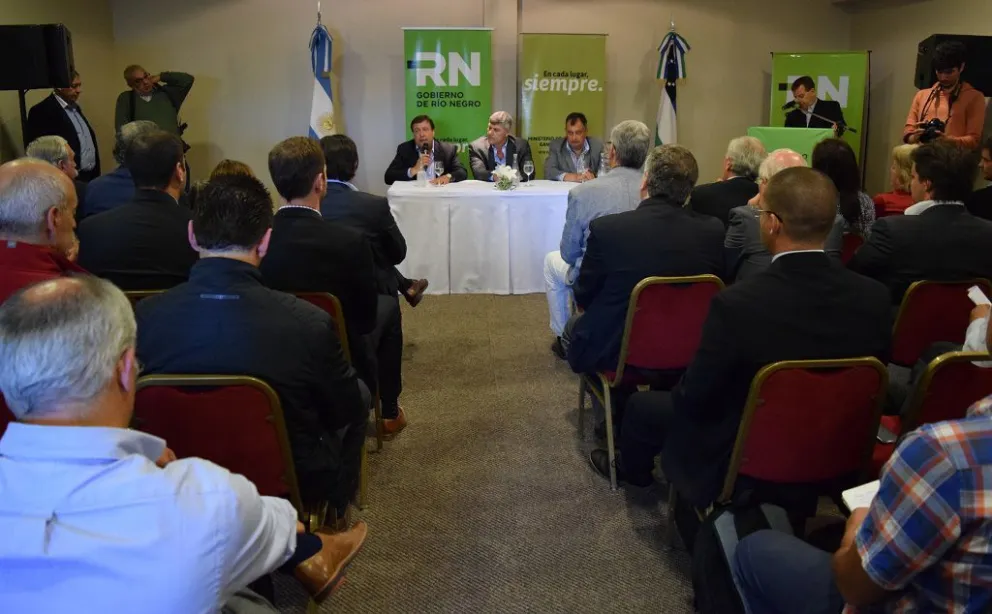 El gobernador, junto al ministro de Agroindustria y el intendente local.