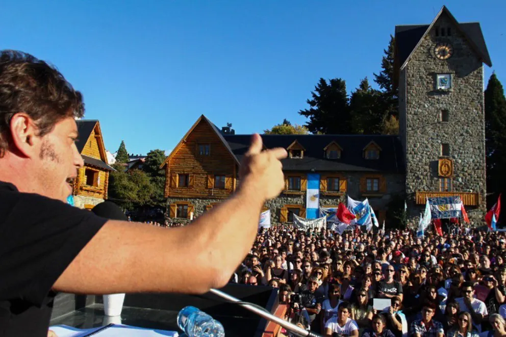 Kicillof le habló a los vecinos de Bariloche que llenaron la plaza.