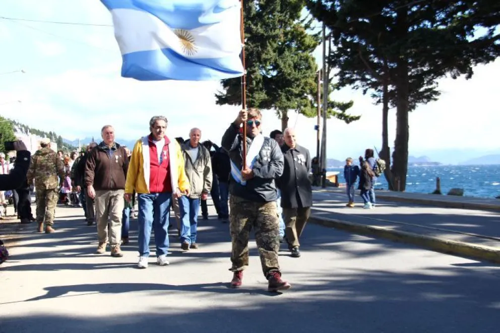 Los excombatientes dieron inicio al desfile.