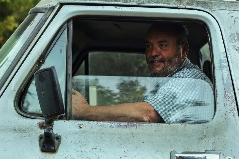 Marcelo Bearzi en la camioneta con la cual realiza los viajes.