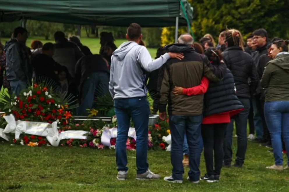 Los familiares y amigos de la joven despidieron sus restos.