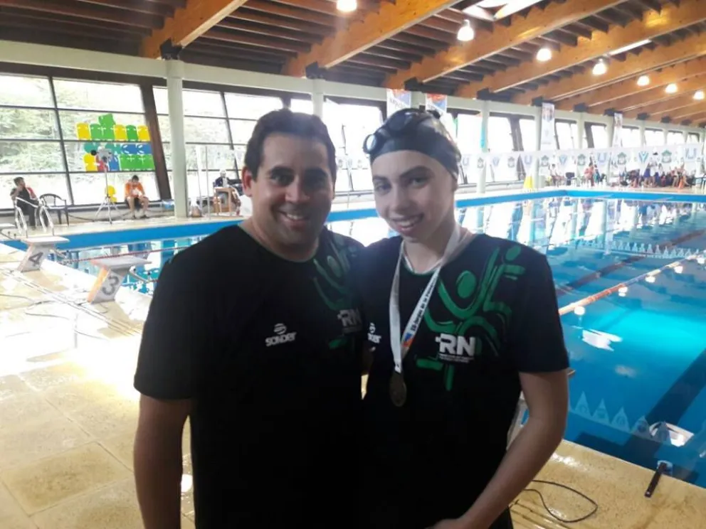 Anna y otro brillante récord. Con la joven local con Maxi Ceballez, su entrenador.
