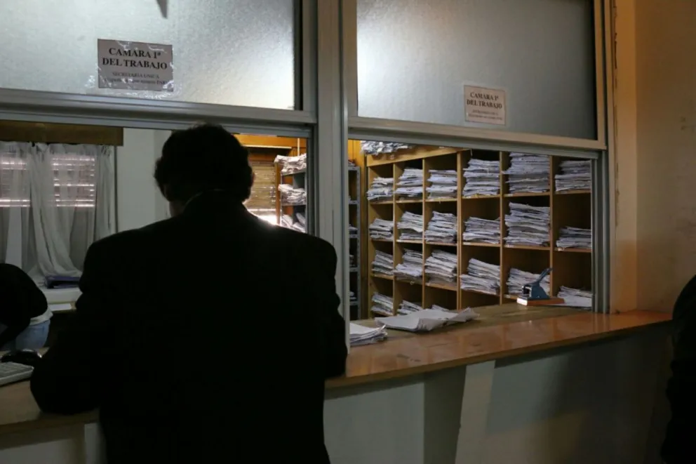 El proyecto además implicaría disminuir el uso del papel.