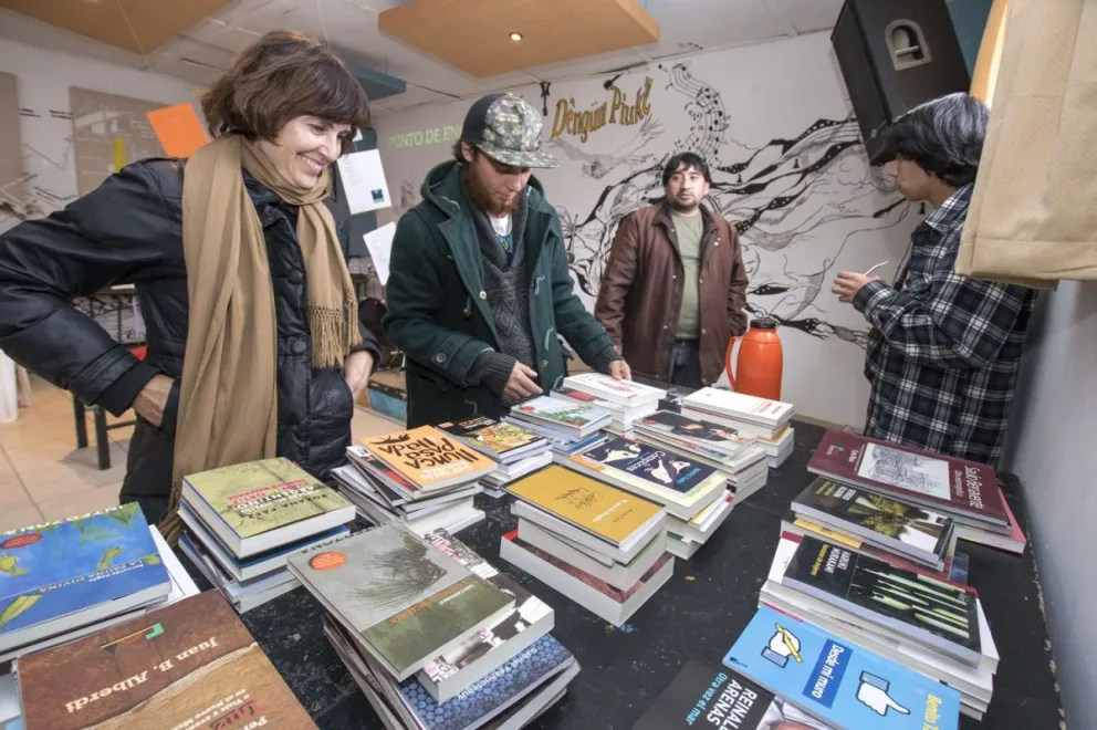 Los libros son donados por el Fondo Nacional de las Artes y distintas editoriales.
