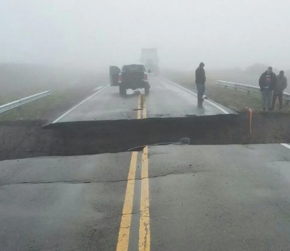 Debido a la fuerza del agua se produjo una grieta en ruta 3.