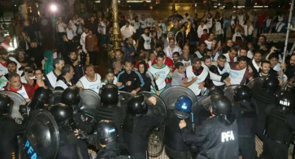 En repudio al violento desalojo del Congreso, marcharán desde Onelli y Moreno al Centro Cívico.