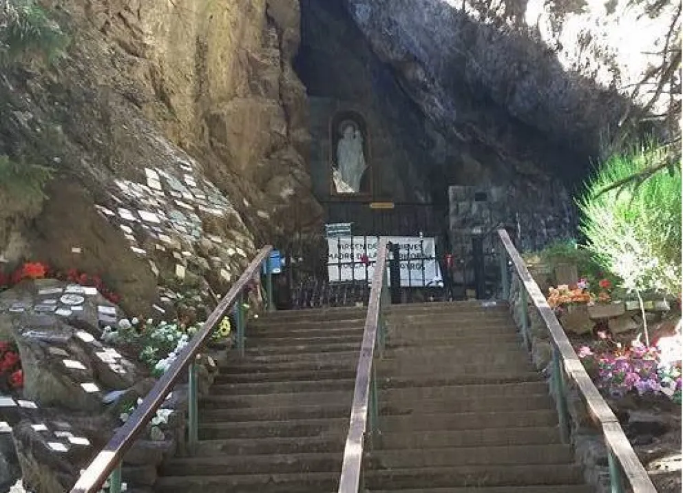 La gruta fue rota a piedrazos